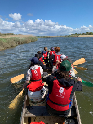 Groupe de jeunes sur le delta de la leyre en canoë collectif