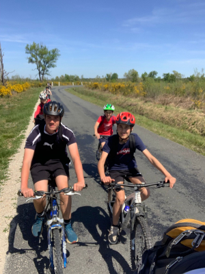 Groupe de jeunes à vélo