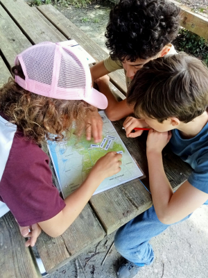 Les jeunes du club nature lors d'un jeu de piste