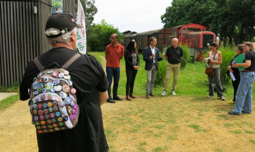 Lors de l'inauguration devant le pavillon de Marqu&egrave;ze, discours de 4 &eacute;lus. De dos, un terraventurier, dont le sac &agrave; dos est customis&eacute; de nombreux badges terra aventura