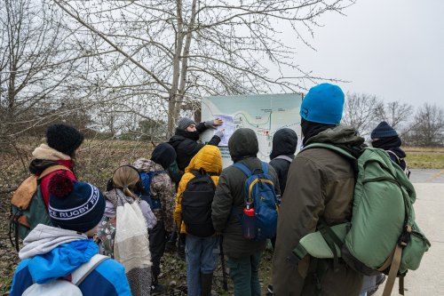 Le groupe est face &agrave; une grande carte et &agrave; l'animateur en cours d'explication