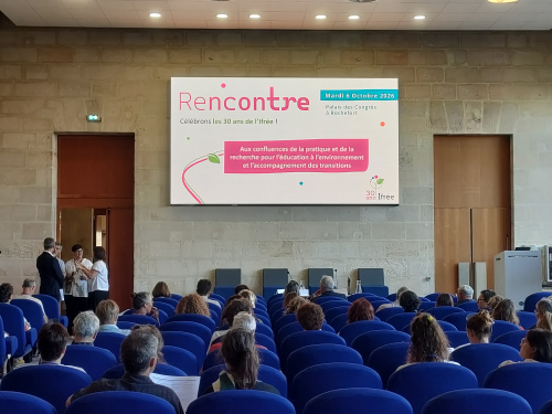 des participants assis dans une salle face à un écran indiquant "Rencontre, célébrons les 30 ans de l'Ifrée"