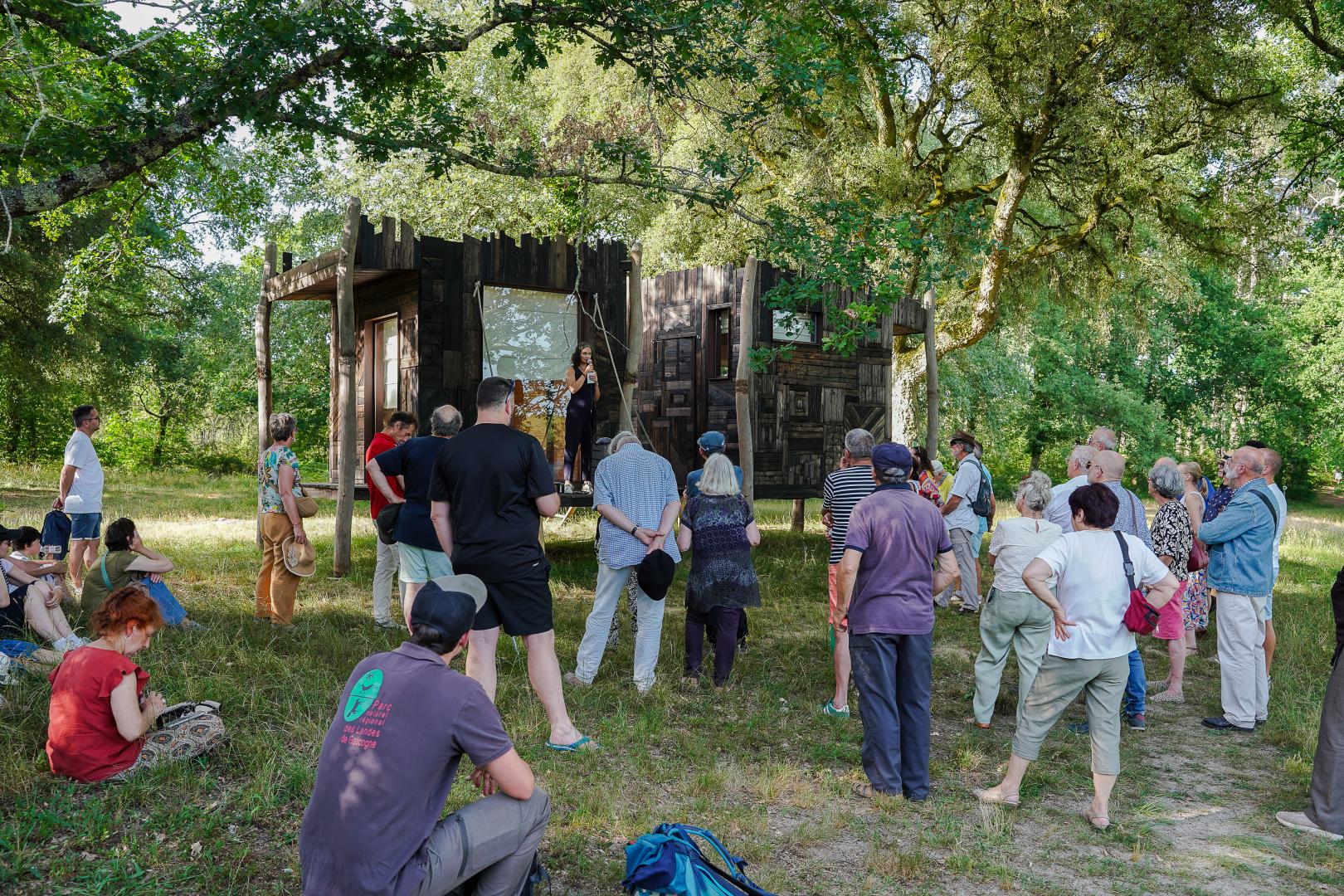 Groupe de personnes découvrant une escale atypique de la forêt d'art contemporain